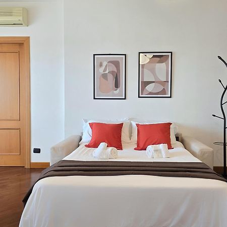 Golden Hour Apartment - Panoramic Terrace Фиумичино Екстериор снимка