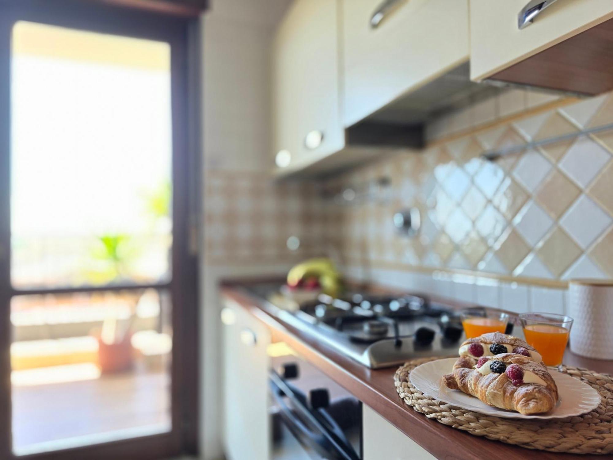 Golden Hour Apartment - Panoramic Terrace Фиумичино Екстериор снимка