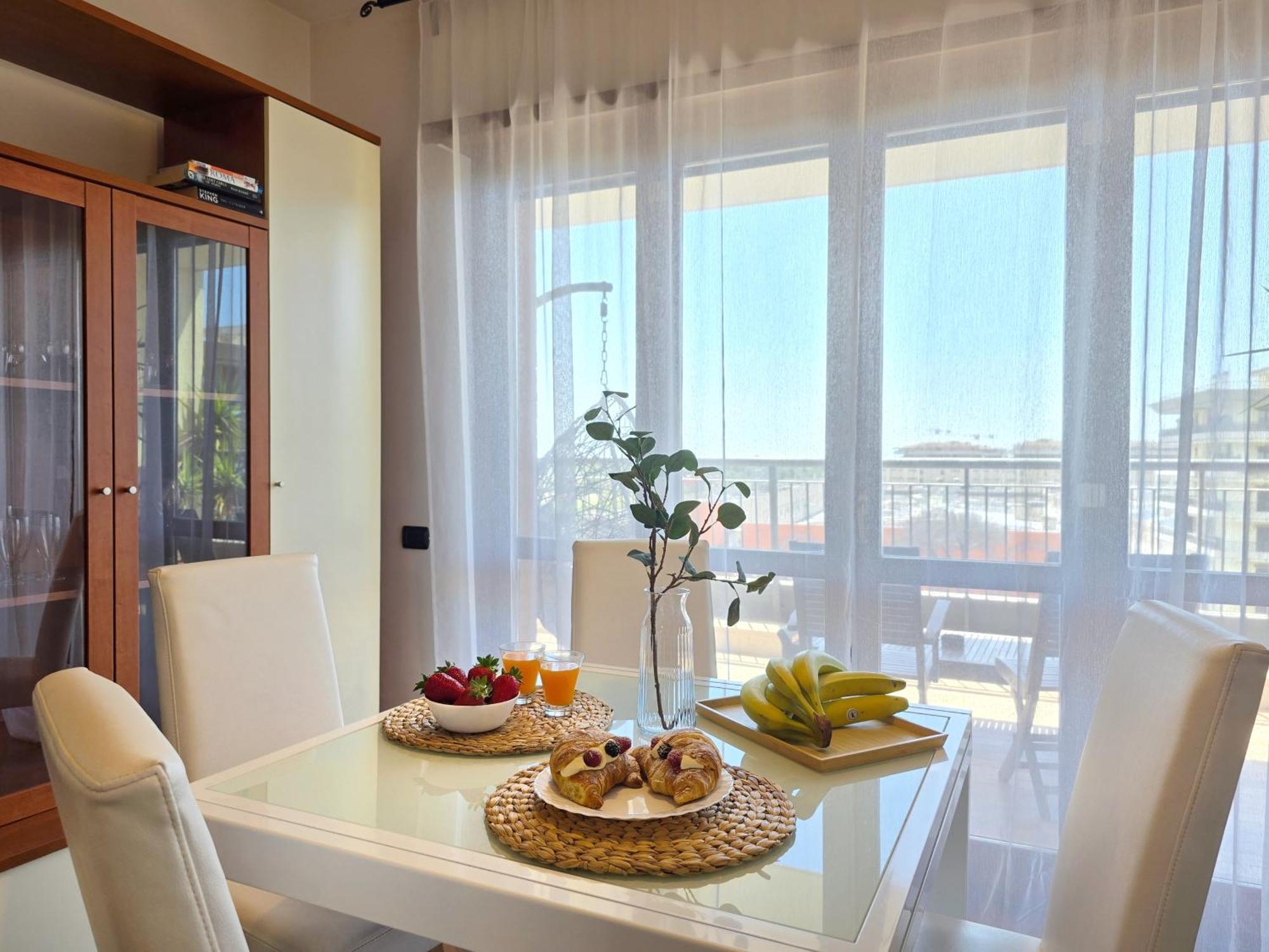 Golden Hour Apartment - Panoramic Terrace Фиумичино Екстериор снимка