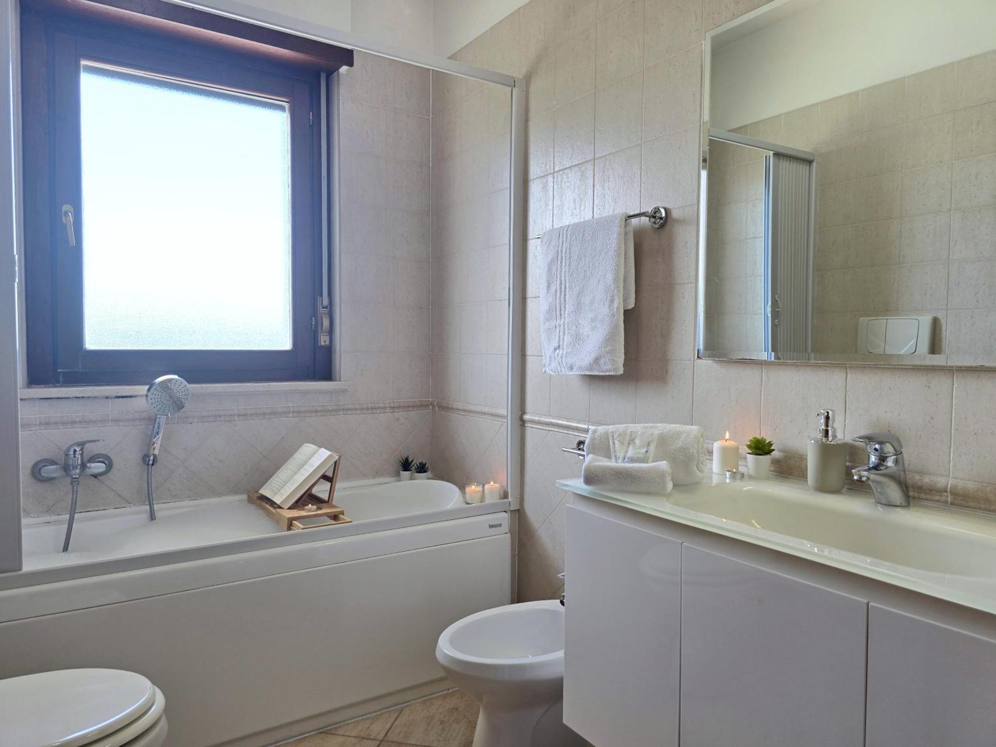 Golden Hour Apartment - Panoramic Terrace Фиумичино Екстериор снимка